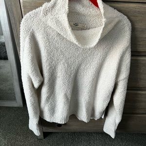Wonen’s UGG white sweatshirt